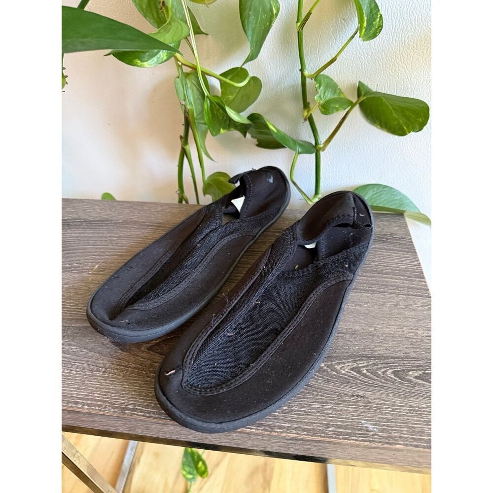 DBX men’s size 8, black water shoes